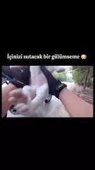 Yolda karşısına çıkan ufak köpeği çevrede bulduğu malzemelerle kurtaran adam. Kurtarıldığının farkında olup yaşadığı mutluluk 😊