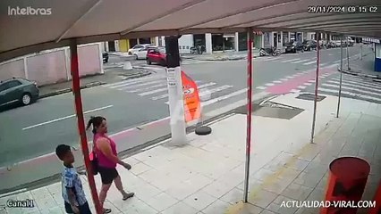 Video: ¡Voló por los aires! Motociclista sufre grave accidente al impactar con un vehículo