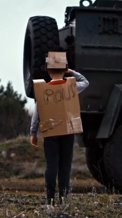 Kartondan polis kostümü ile PÖH aracına selam duran ufaklık ve bu selamı karşılıksız bırakmayan PÖH 😊