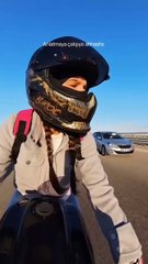 Çantasını açık unutup yola eşyaları saçılan kadın motorcuyu önce uyarıp daha sonrada yardımına koşan hemcinsi 😊