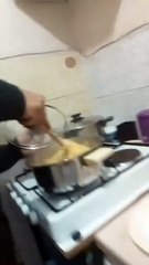 İşten gelen bir babanın çocuklarına hazırladığı yemek ve tatlı dilli evladı 😊