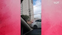 Jovem é flagrado furtando fios e é detido por populares no bairro Tropical, em Cascavel