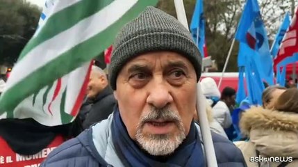 Sciopero, a corteo di Bologna un tesserato Cisl con bandiera