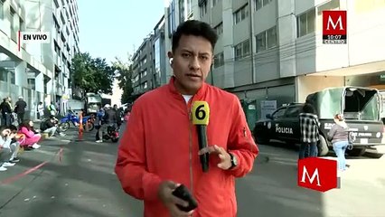 Tras clausura de la Plaza Izazaga, comerciantes retiran su mercancía del inmueble