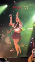 Simge Sağın sahnede coştu ve coşturdu