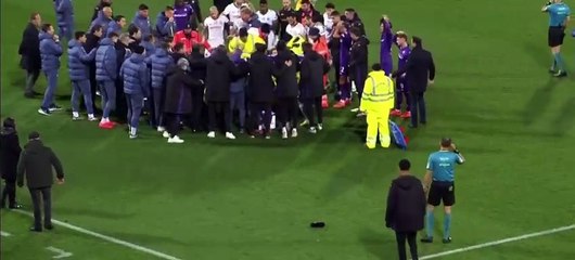 Jogador sofre ataque epilético e partida é paralisada sob forte comoção