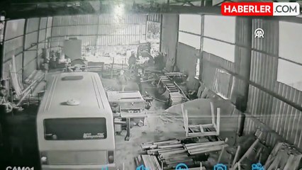 Tartıştığı babasının çalıştığı atölyeye minibüsle daldı