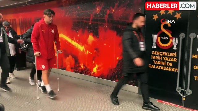 Galatasaray'da korkutan sakatlık: Yıldız futbolcu, sahayı sedyeyle terk etti