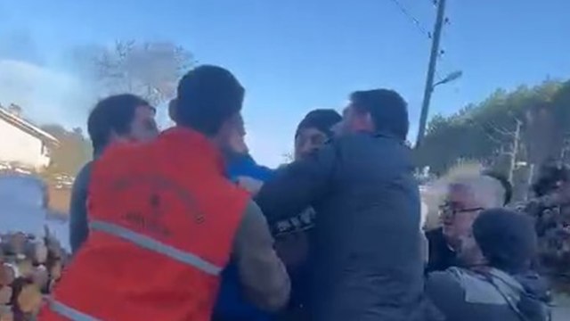 Kaçak ağaç kestiler, tutanak tutan memuru darp ettiler