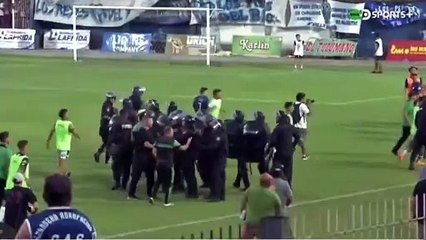 El técnico de Villa Mitre, Carlos Mungo, fue a buscar a Pablo Martel tras el partido