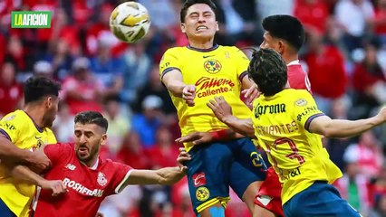 Aficionados de Toluca le lanzan cortaúñas a Luis Malagón en pleno partido
