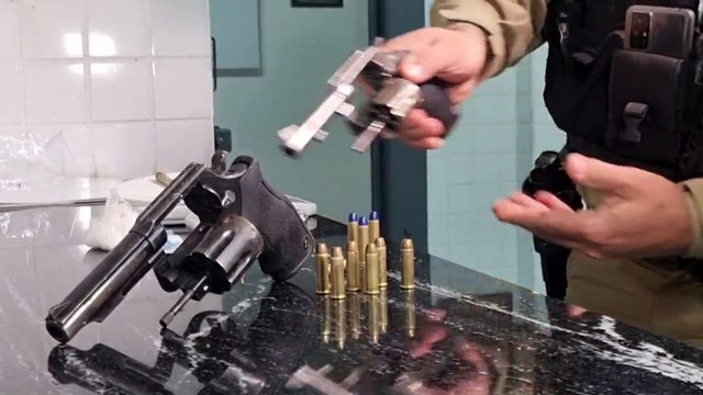 Polícia desmantela esconderijo de suspeitos de homicídio: três são presos e armas apreendidas