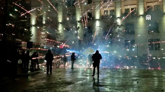 Gürcistan'da parlamento binasını kuşatan göstericilere polisten müdahale