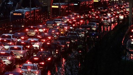 İstanbul'da yağmur trafiği kilitledi