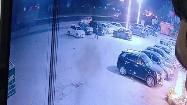 15 मिनट में बाइक सवार बदमाशों ने दो कार के शीशे तोड़ चोरी की नकदी व अन्य सामान