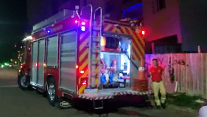 Bombeiros combatem incêndio em entulhos no Centro