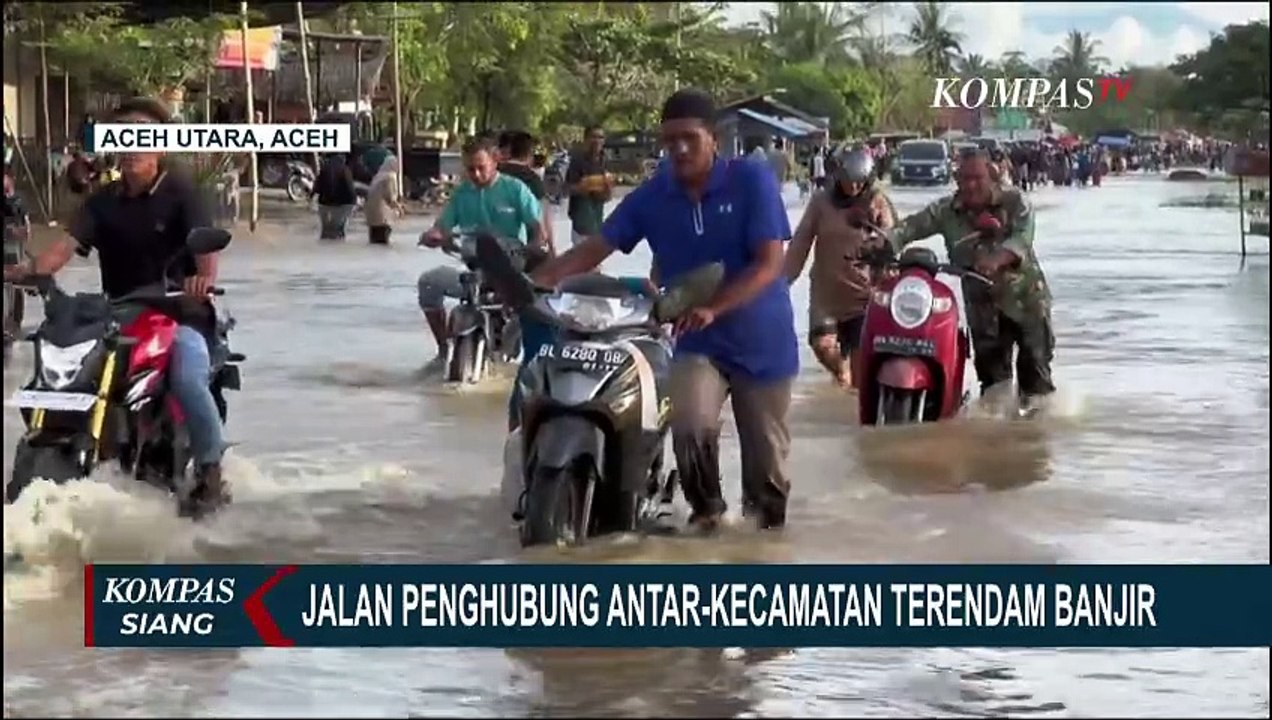 Kendaraan Mogok Nekat Terjang Banjir yang Rendam Jalan Antar-Kecamatan di Aceh Utara