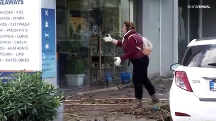 اليونان تواجه العاصفة "بورا".. مقتل شخصين وأضرار واسعة في أنحاء البلاد