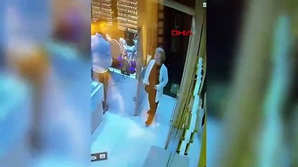 İstanbul - Kağıthane’de kuyumcuda 350 bin liralık altın kolyeyi çalan şüpheli kamerada