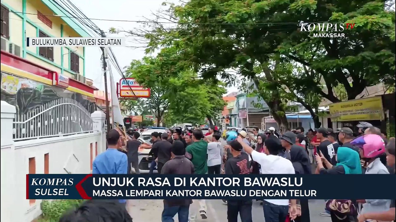 Unjuk Rasa Di Kantor Bawaslu, Massa Lempari Kantor Bawaslu Dengan Telur