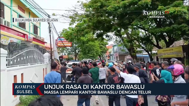 Unjuk Rasa Di Kantor Bawaslu, Massa Lempari Kantor Bawaslu Dengan Telur