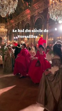Plongez dans une soirée hors du temps au cœur du Château de Versailles, où l’élégance et l’art se rencontrent pour une expérience inoubliable. 🎭🎶 🎼 Accueil Musical – Salon d’Hercule : Alexandra Luiceanu à la harpe. 💃 Danse dans la Galerie des Glaces