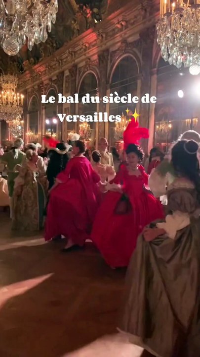 Plongez dans une soirée hors du temps au cœur du Château de Versailles, où l’élégance et l’art se rencontrent pour une expérience inoubliable. 🎭🎶  🎼 Accueil Musical – Salon d’Hercule : Alexandra Luiceanu à la harpe.  💃 Danse dans la Galerie des Glaces