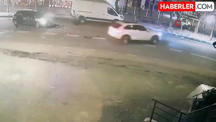 Nevşehir'de Park Halindeki Minibüse Çarpan Otomobilde Yaralılar Yardım İstedi