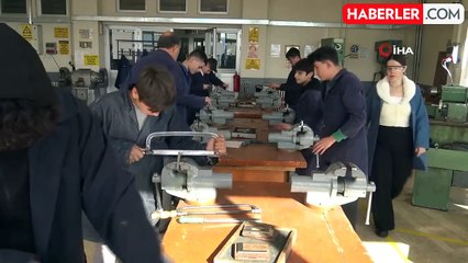 Kadın Makine Kalıp Öğretmeni Öğrencilerini Şaşırttı
