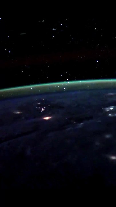 Astronauta avista "pirilampos cósmicos" a partir da Estação Espacial
