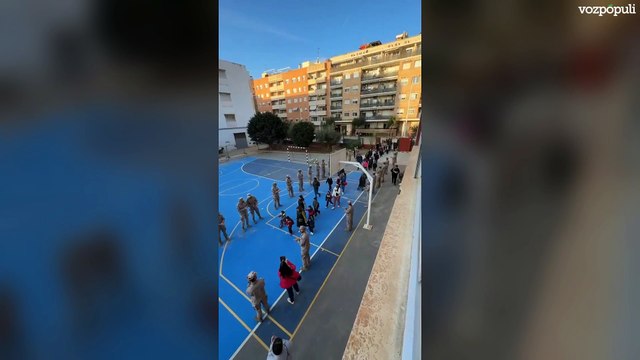 El vídeo viral en que militares de la Armada aplauden a los niños que vuelven al colegio en Catarroja tras la DANA