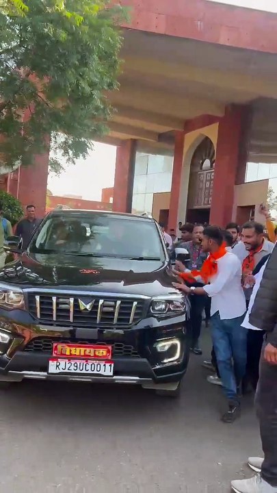 BJP विधायक की गाड़ी के सामने बैठे ABVP के छात्र, बोले- चढ़ा दो गाड़ी; देखें वायरल VIDEO