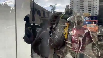 Estrago deixado por veículo que invadiu lojas na Mangabeiras