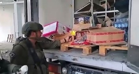 الجيش الإسرائيلي يستعرض إحراقه لشاحنة مساعدات إنسانية في الشجاعية بغزة