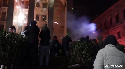 Georgia, i manifestanti si difendono con i fuochi d'artificio