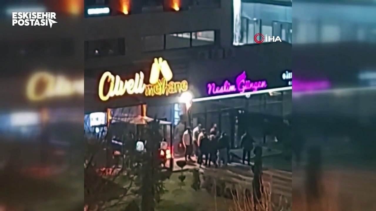 Eskişehir'de olaylı gece: Yere düşen adama tekme yağdırdılar
