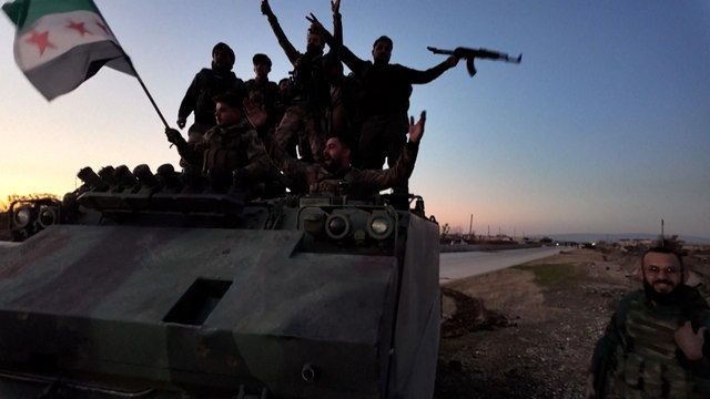 Des rebelles syriens célèbrent leur victoire sur les forces kurdes dans la ville de Tal Rifaat