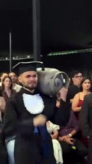 Filho emociona ao homenagear pai com botijão de gás em formatura