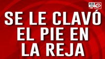 Entró a robar en una casa y terminó con el pie clavado de una reja