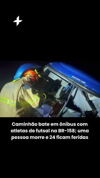 Caminhão bate em ônibus com atletas de futsal na BR-158; uma pessoa morre e 23 ficam feridas