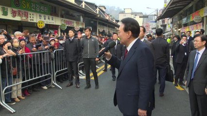 윤 대통령, 공주산성시장 방문..."세계 경제 어렵지만 정부 힘 긁어모을 것" / YTN