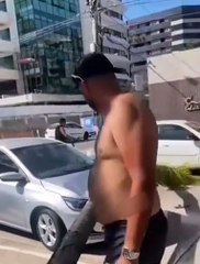 Coqueiro cai e atinge carro na Orla de Ponta Verde