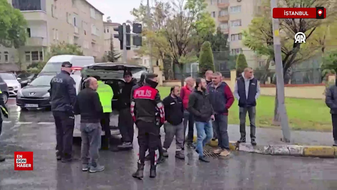 İstanbul Küçükçekmece'de 4 aracın karıştığı zincirleme trafik kazası