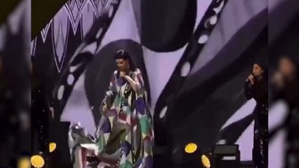Laura Pausini se tropieza con su vestido y se cae en pleno concierto