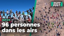 Ces 96 parachutistes battent un record du monde avec une impressionnante rosace