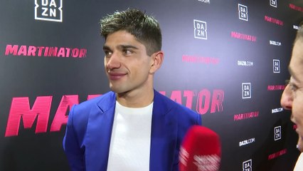 Jorge Martín y su novia, María Monfort, complicidad y sonrisas durante un romántico paseo