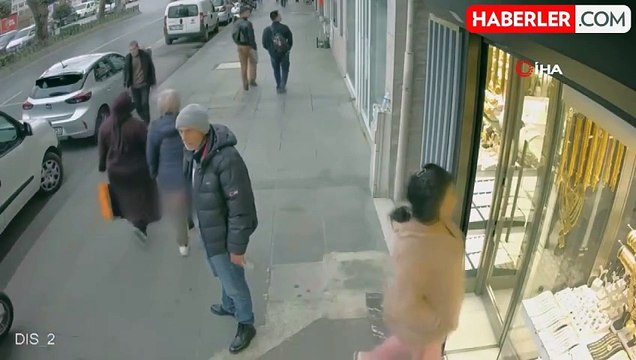 Kuyumcuya Gündüz Vakti Hırsızlık Girişimi: Kaldırım Taşıyla Tezgah Kırıldı