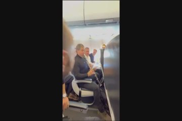 Show musicale sul volo Roma-Parigi, il pilota è il direttore di Santa Cecilia - Video