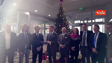 Fontana accende l'albero di Natale al Pirellone