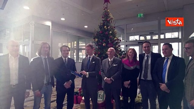 Fontana accende l'albero di Natale al Pirellone